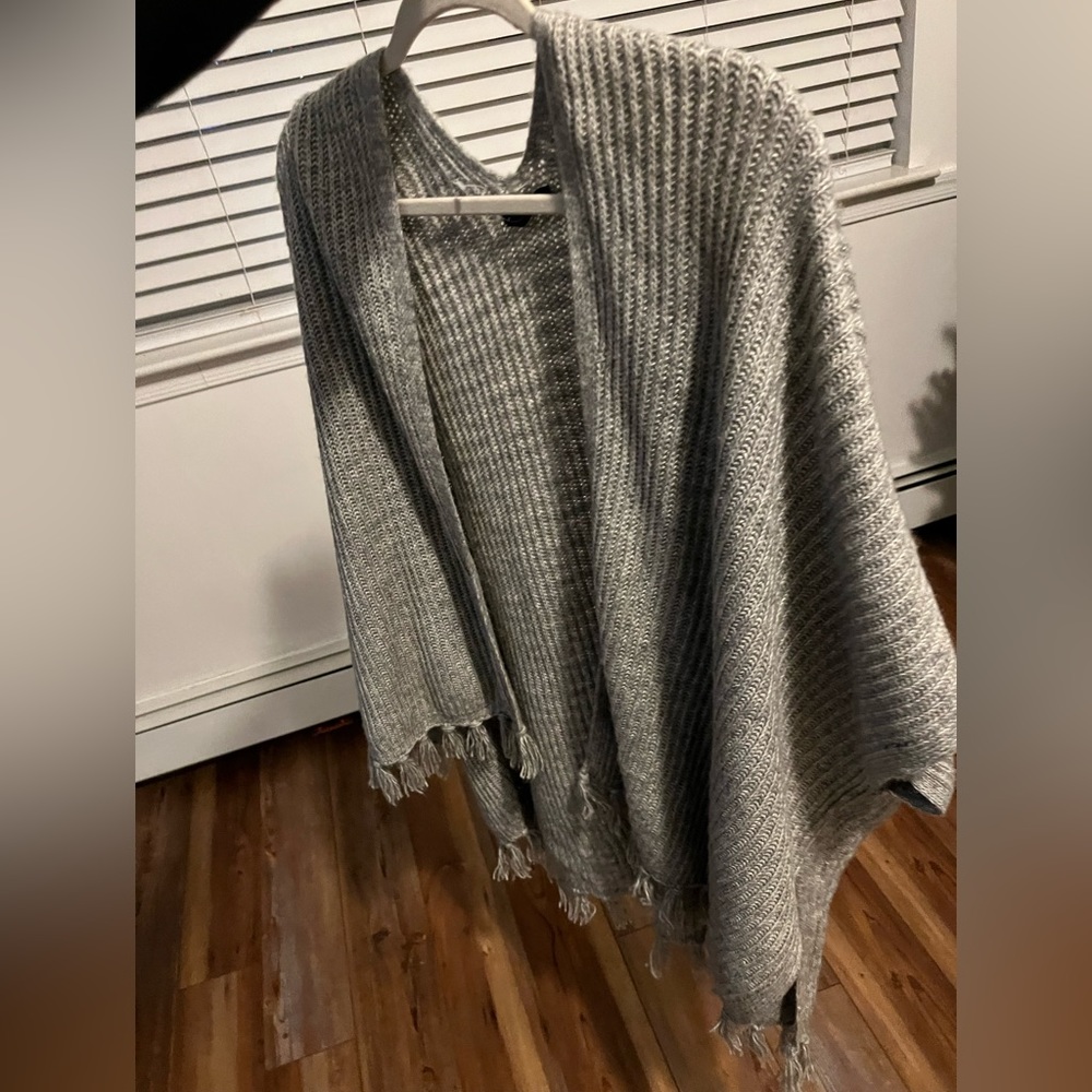Woman’s American Eagle Rib knit poncho sweater with fringes, NWOT. One size